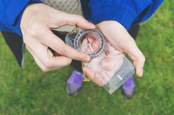 Peut-on trouver une maison de vacances en Islande avec des randonnées en motoneige et des ateliers de sculpture sur glace?